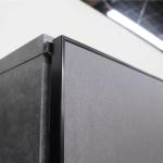 扉のフレームはブラックのスチール製