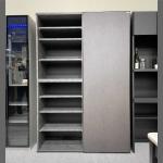 左右にスライドする引戸タイプ