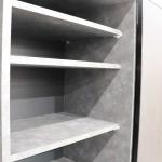 揺れがあった際にも棚板は前方に抜け落ちない構造