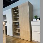 スライド扉がスタイリッシュなキッチンボード