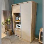 大判の扉が滑らかにスライドする高級感