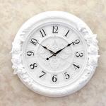 清楚で可憐な白いヨーロピアン調の壁掛け時計﻿