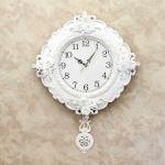 白い薔薇の装飾が美しい振り子時計﻿