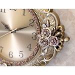 上下左右の4ケ所に薔薇のアクセントを配置