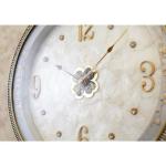 長針と短針は遊び心のあるキュートなデザイン