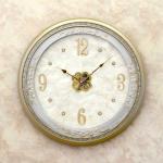 高級感溢れるゴールドカラーの壁掛け時計