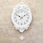 白いビクトリアンデザインの振り子時計