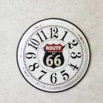 ブリキ素材なので軽くて安心のウォールクロック