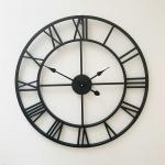 ローマ数字を大胆に並べたアイアン製フレーム