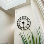 数字部分もくり抜かれた精巧なパーツが高級感