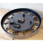 数字部分が精巧にくり抜かれた構造