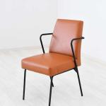 上品なレザー張りの食卓用チェア