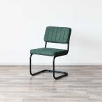 目を惹くコの字デザインがおしゃれなダイニングチェア﻿