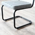 独特のしなりの効いた座り心地がクセになる