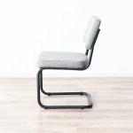 目を惹くコの字デザインがおしゃれな食卓用チェア