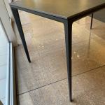 天板のポテンシャルを引き出すシャープなフレーム脚