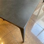 セラミック製テーブルの中では軽い