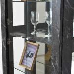 全ての棚がガラスなので明るい