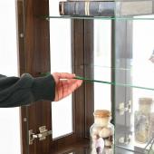 全ての棚がガラスなので明るい