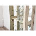 全ての棚がガラスなので明るい