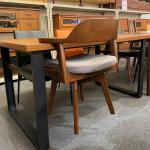 床から脚までの高さの間隔は約15cm