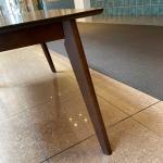 天然木ラバーウッド無垢材を使った脚も綺麗