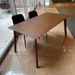 上品で美しい木目ブラウンのダイニングテーブル