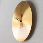 壁面から少し浮いたようなシルエット