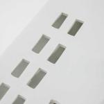 小窓から電球の光がこぼれる