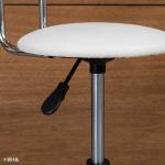 レバー操作で高さ調節可能