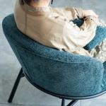 体重をかけて深く座っても安定感に長けている