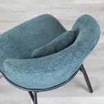 内側にアールを描いた背もたれ