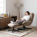 体重をかけて深く座る