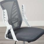 肘置きは跳ね上げ式