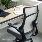 肘置きは跳ね上げ式