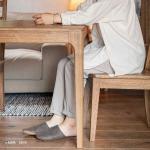 テーパードなフォルムの脚