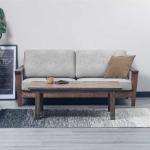 4人で囲んでも余裕の広さ