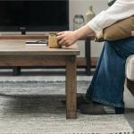 ソファーに座りながら