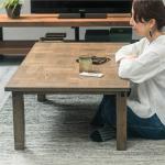 床に直接座って