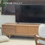 ルーバーデザインの前板はタモの無垢材