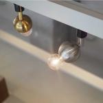支柱と本体はメタリック感のあるスチール製