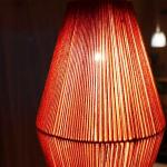糸と糸の間から電球の光がもれる