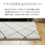 フチはゆるやかなカーブを描く