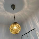 天井には光の輪が放射状に広がる