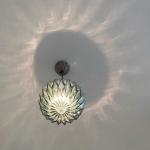 天井には光の輪が放射状に広がる