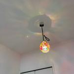 天井にレインボーの輪が浮かび上がる