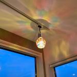 天井にレインボーの輪が浮かび上がる