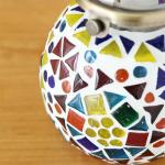 赤や青、黄色、緑、橙など様々な色のガラス