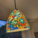 ガラスには赤や青、黄色、緑、橙など様々な色を使う