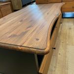 耳付きの一枚板のような風合い